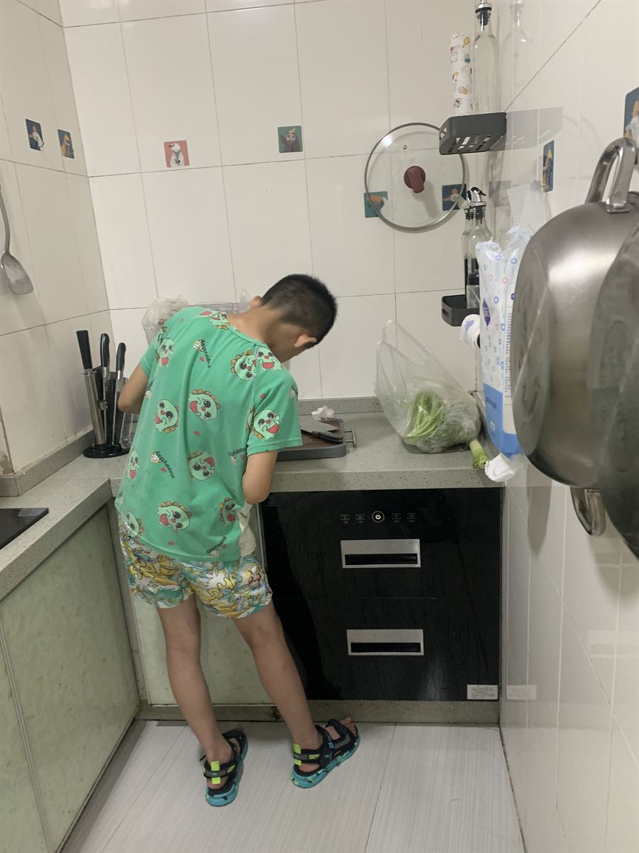 低头专注备菜