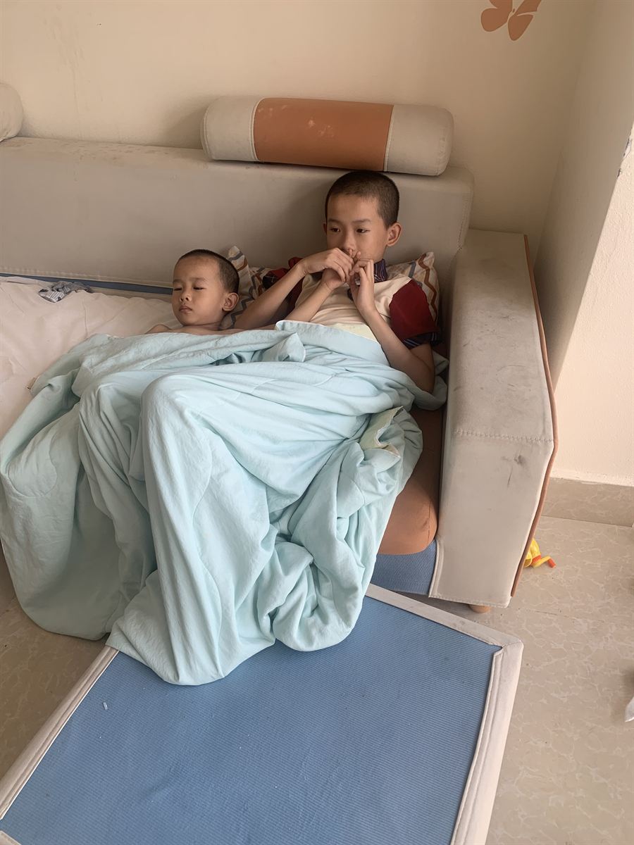 沙发上的温馨时刻
