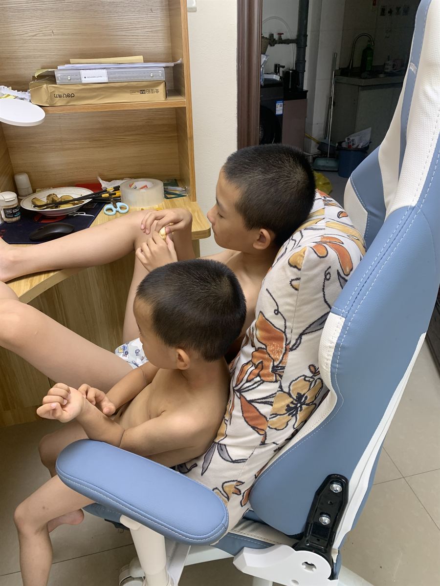 并肩而坐的悠闲