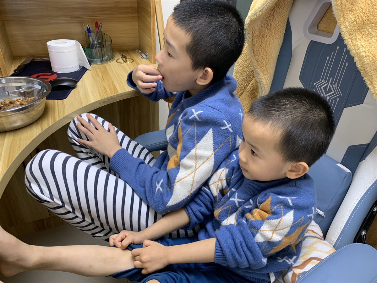 蓝毛衣兄弟依偎