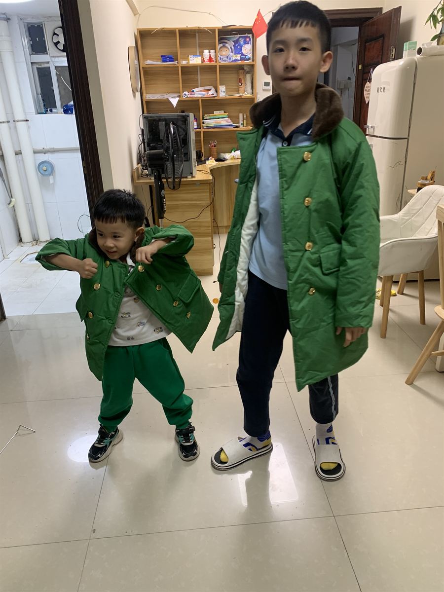 兄弟搞怪合影