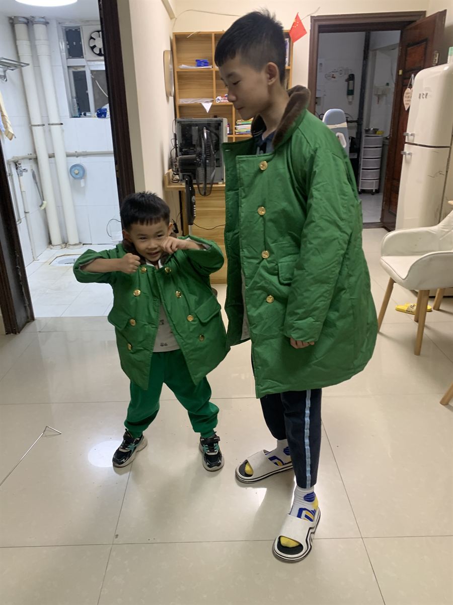 俏皮姿势互动