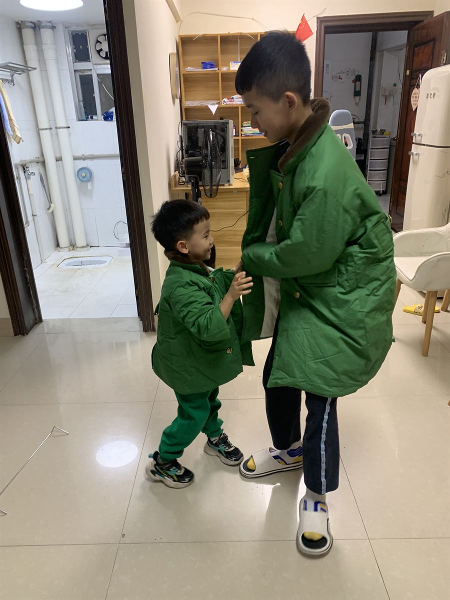 面对面笑闹