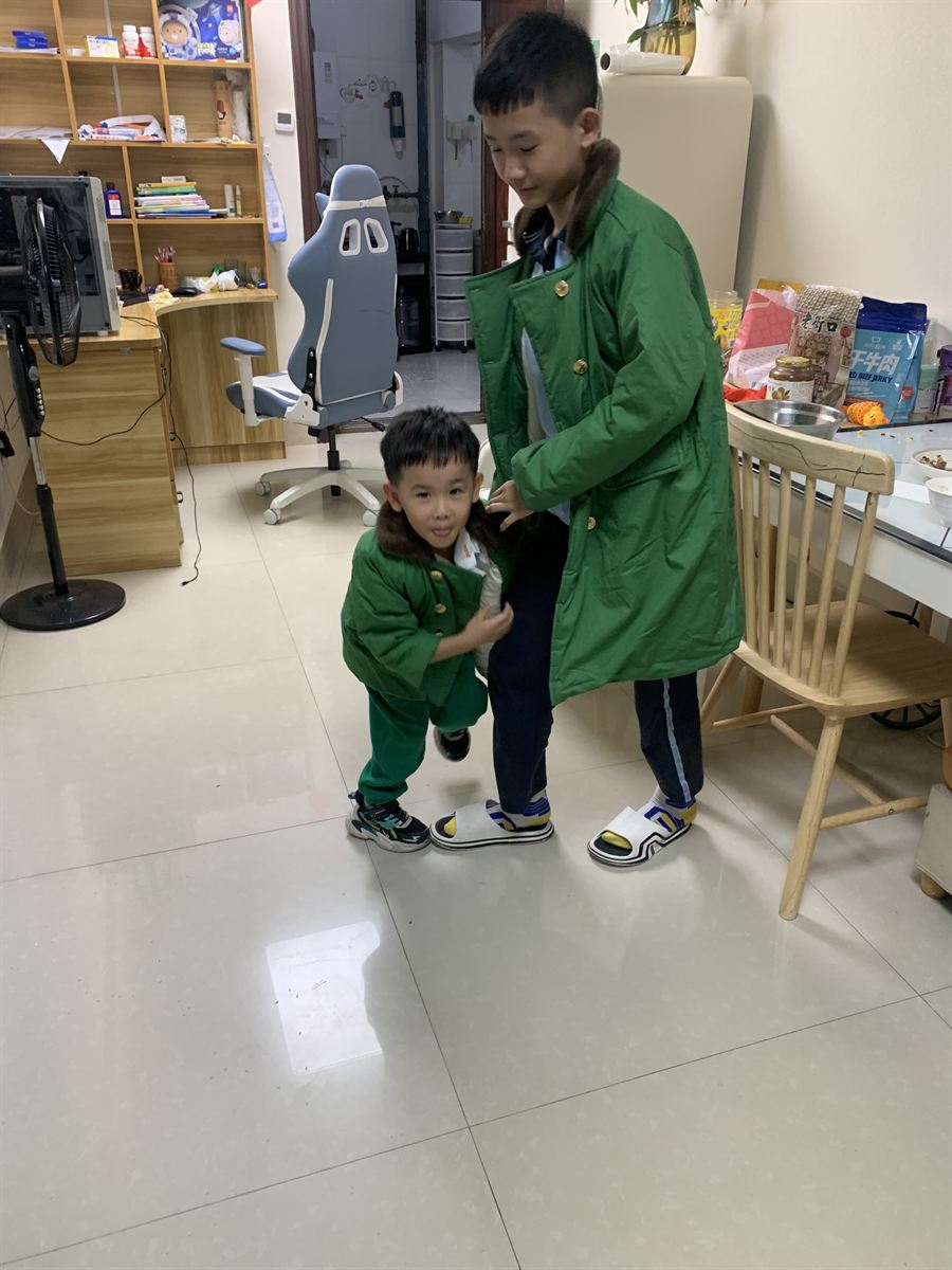 抱着哥哥的腿