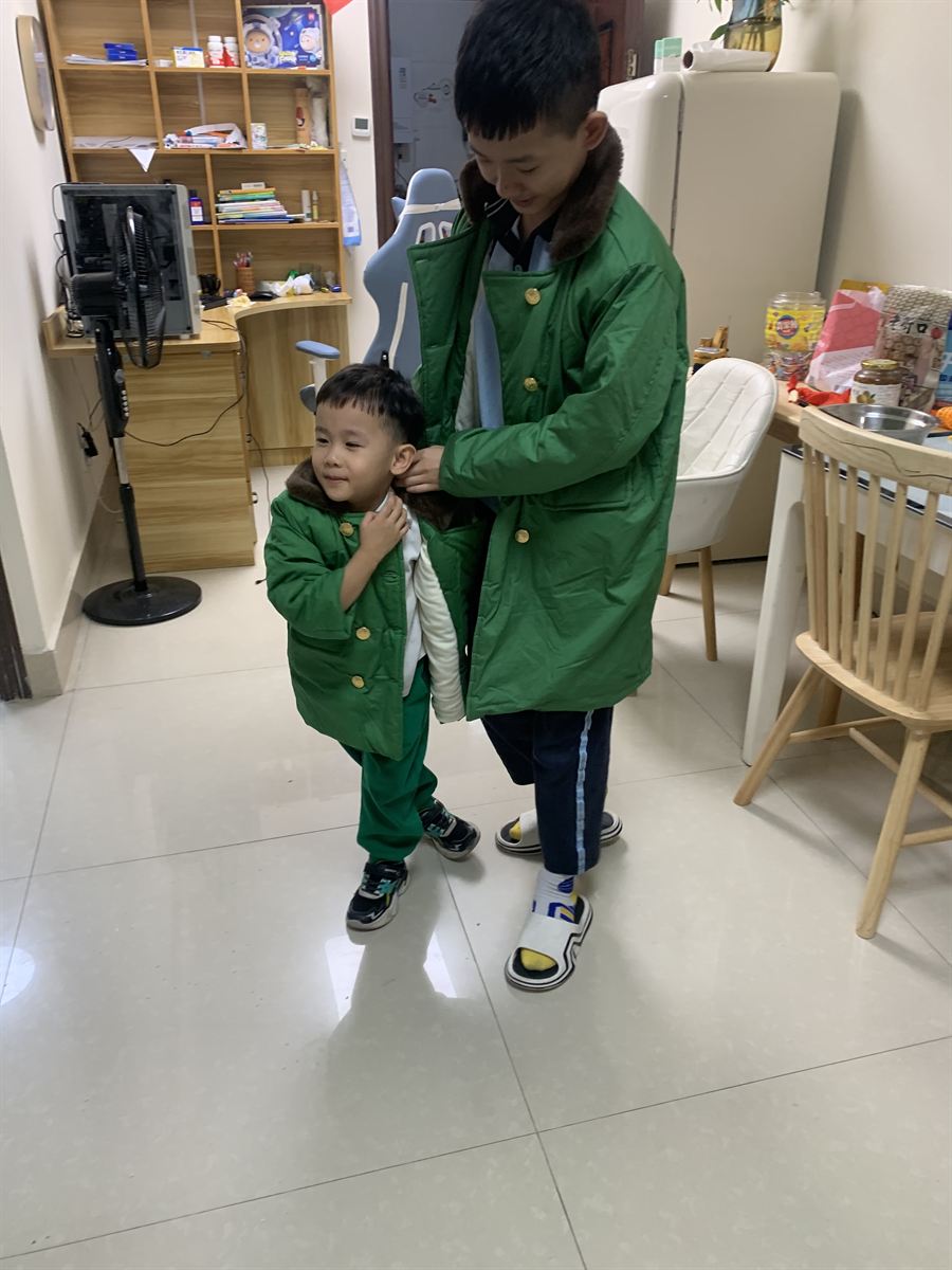 哥哥整理衣领