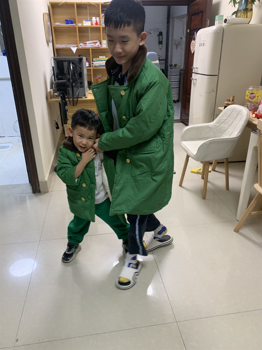 玩闹中轻搂