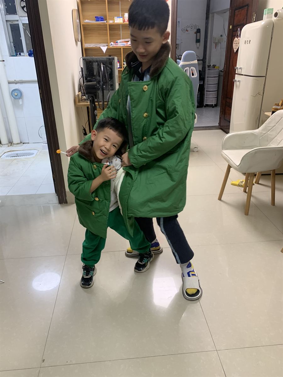 亲昵搂着弟弟