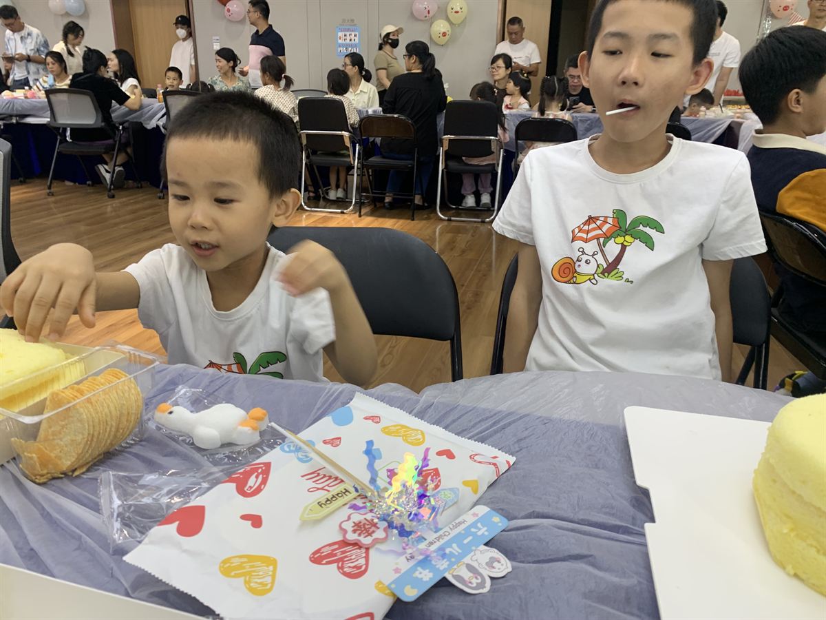 馋嘴兄弟俩