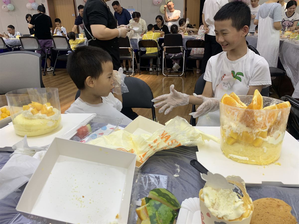 戴手套做蛋糕
