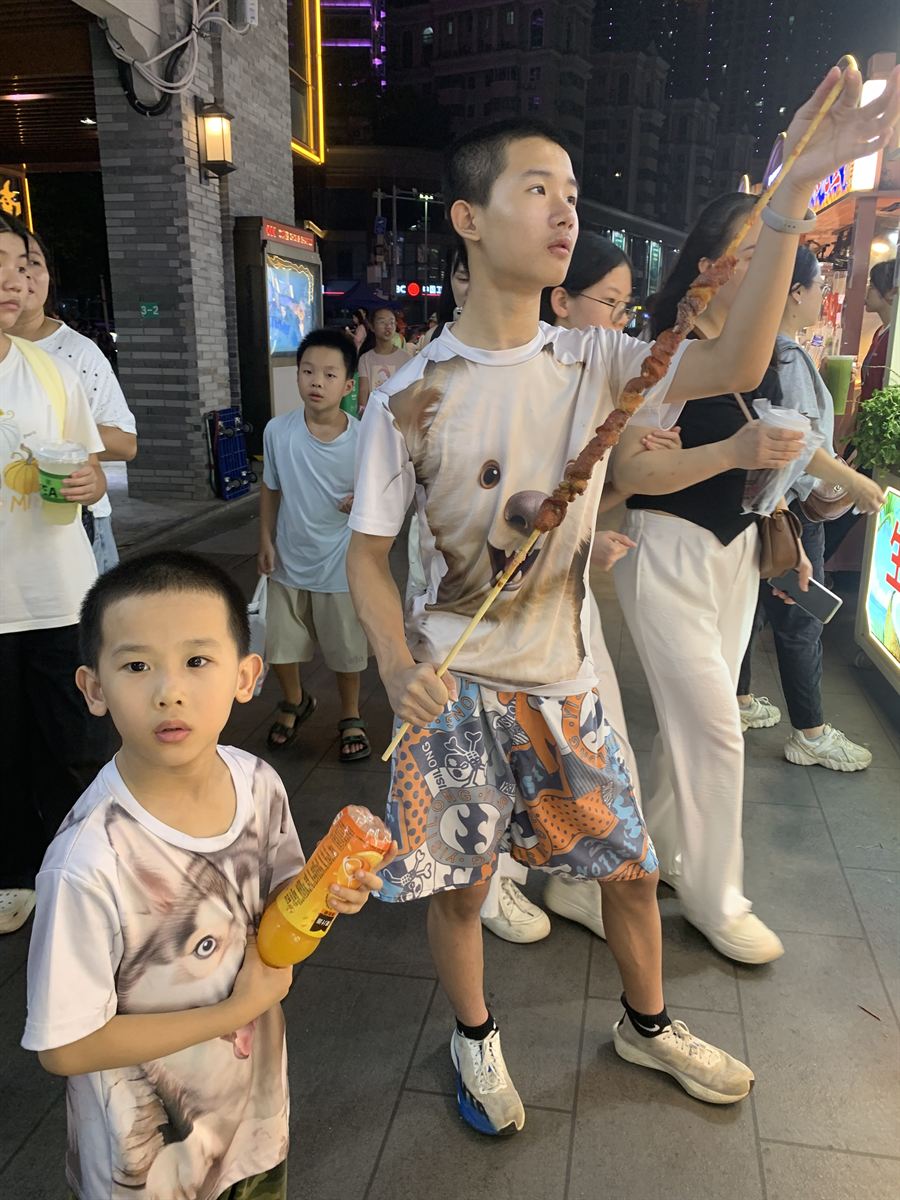 夜市举着长串