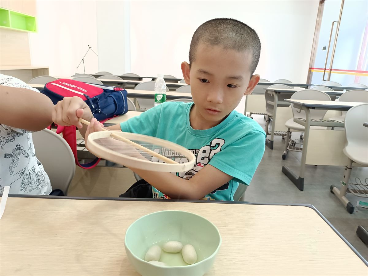 蚕茧抽丝小匠人