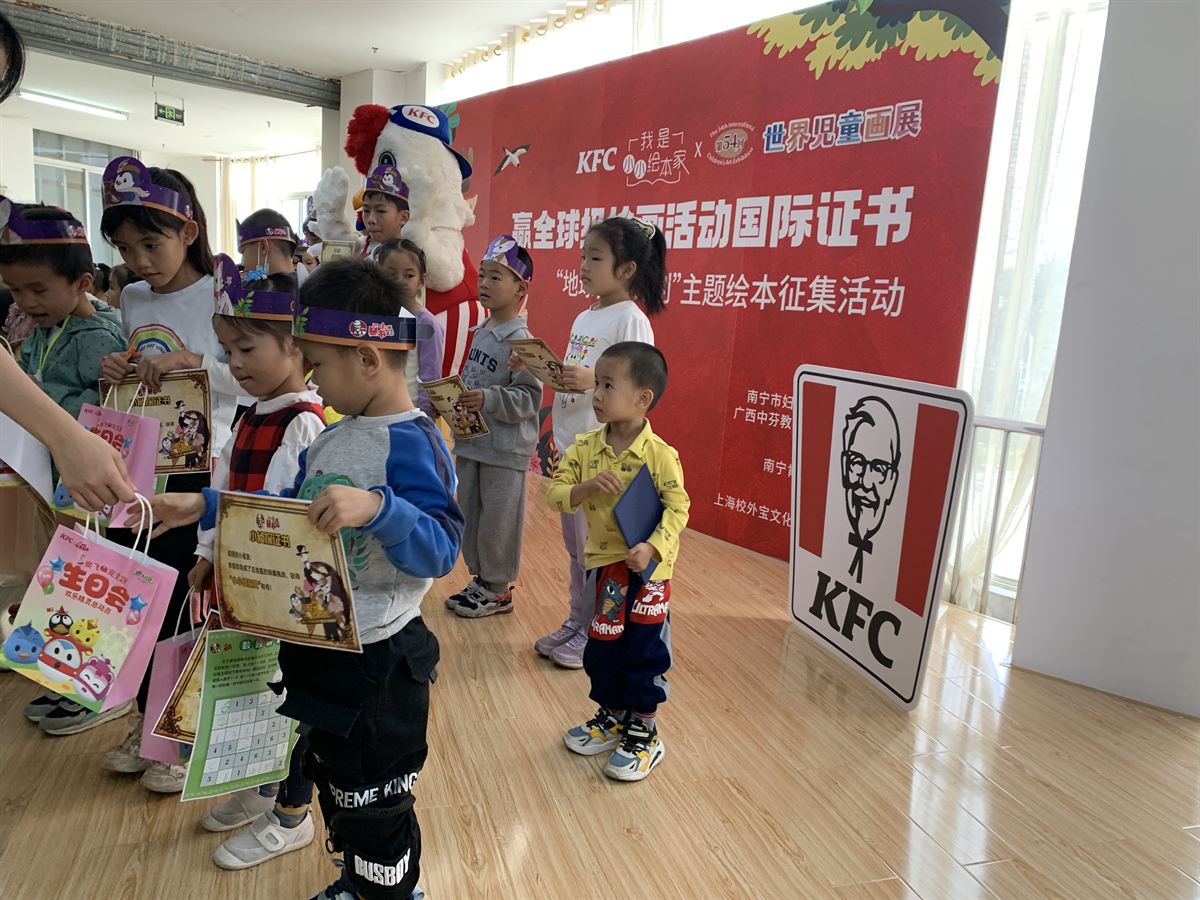 排队领取证书