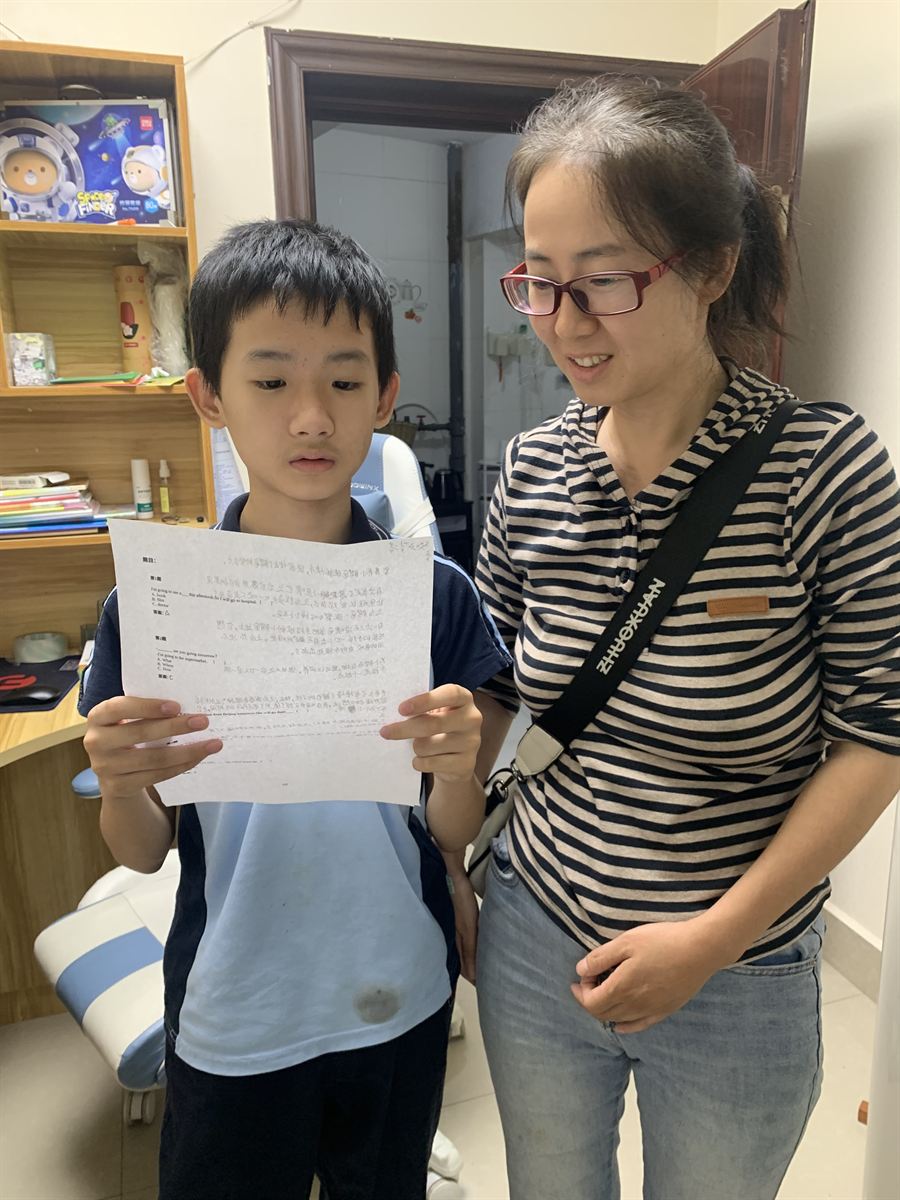 妈妈查看试卷