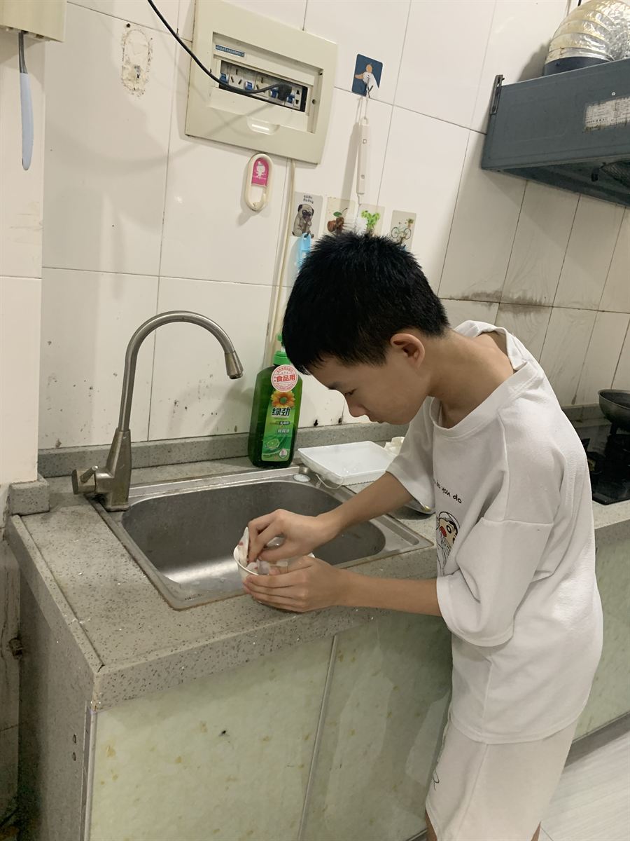 认真清洗餐具