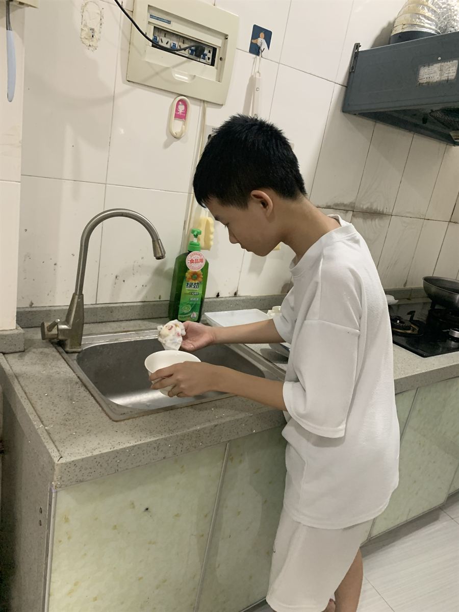 擦洗碗筷做家务