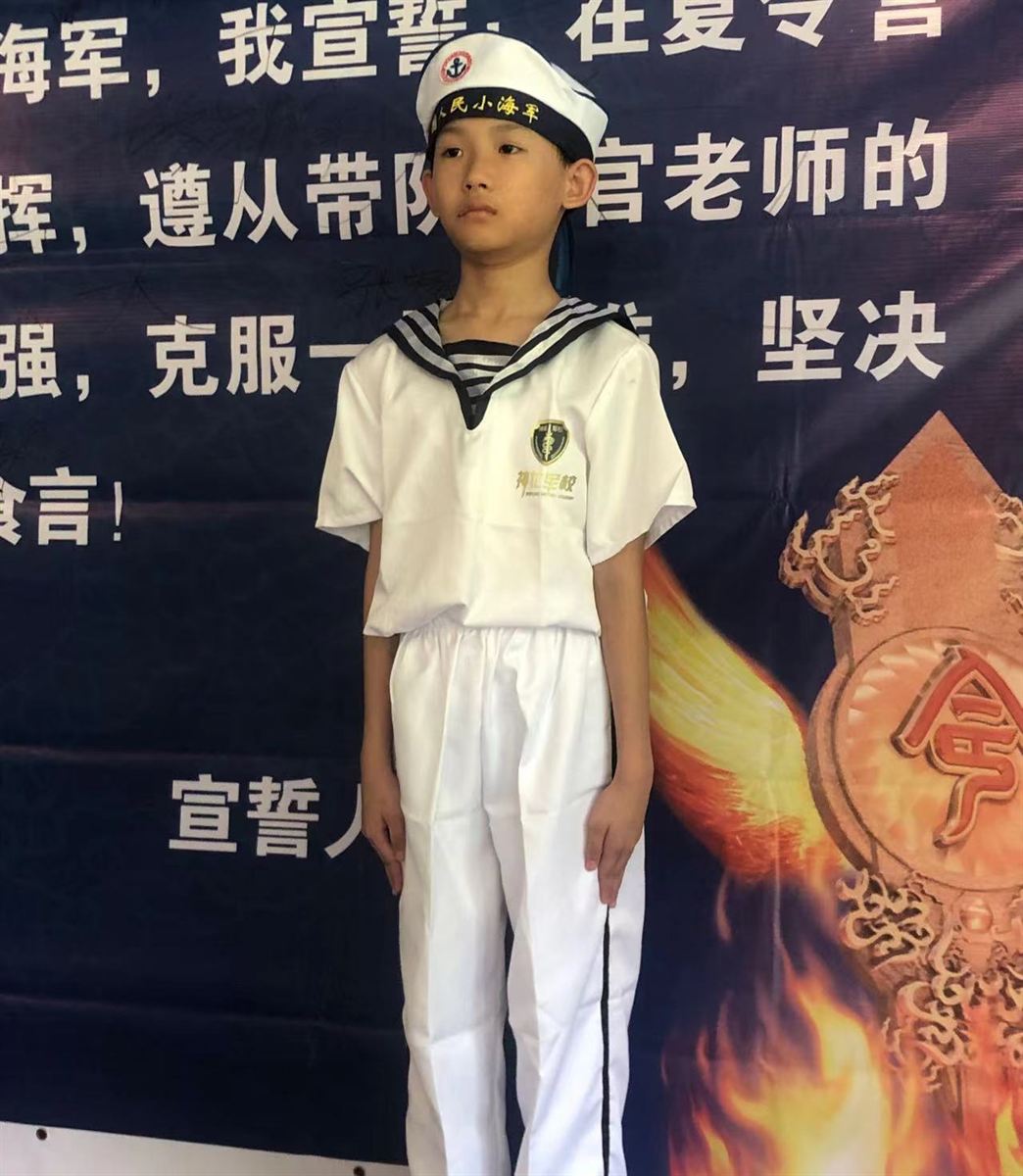 神气的小海军敬礼
