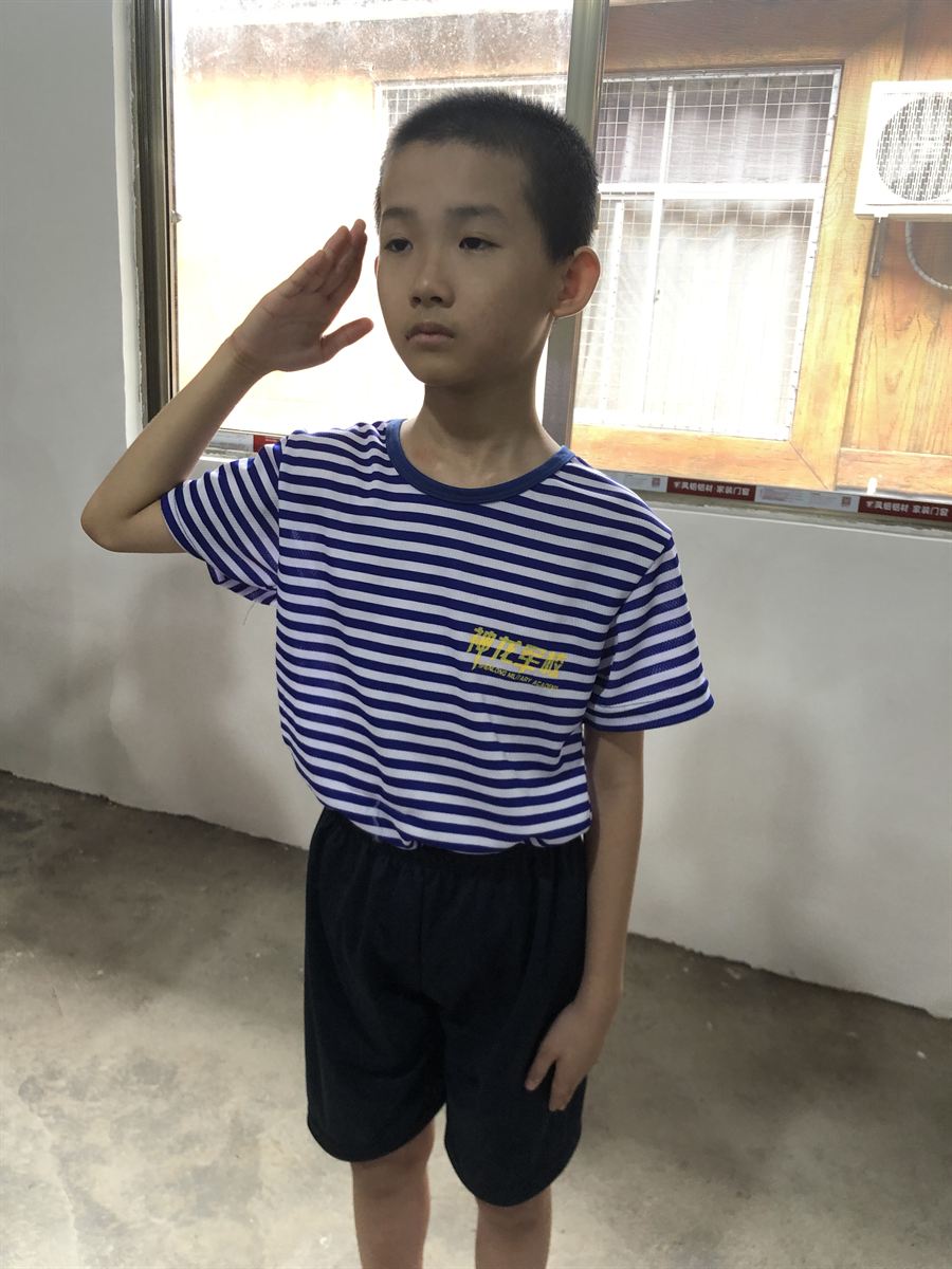 小军人坚毅眼神