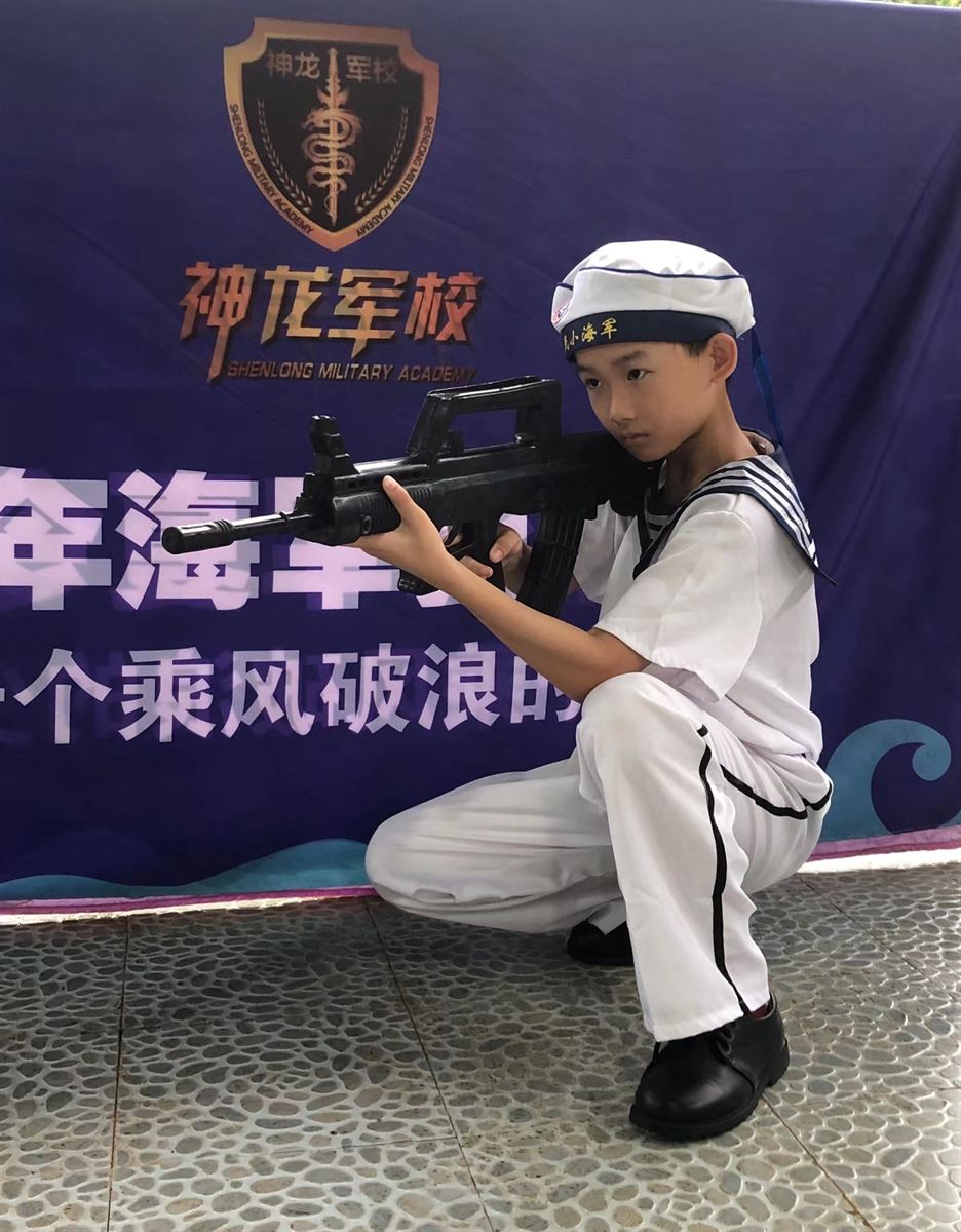 持枪瞄准的专注