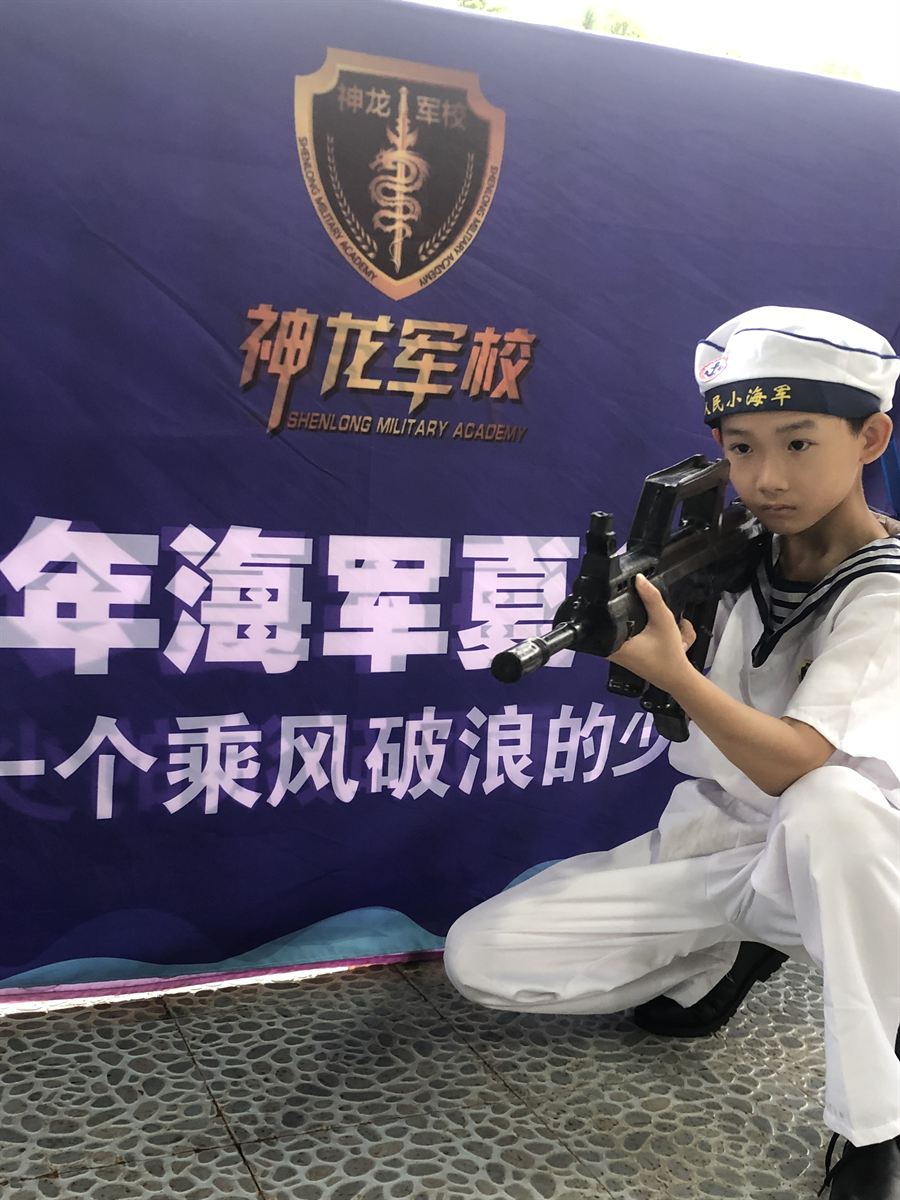 单膝跪姿英姿飒爽