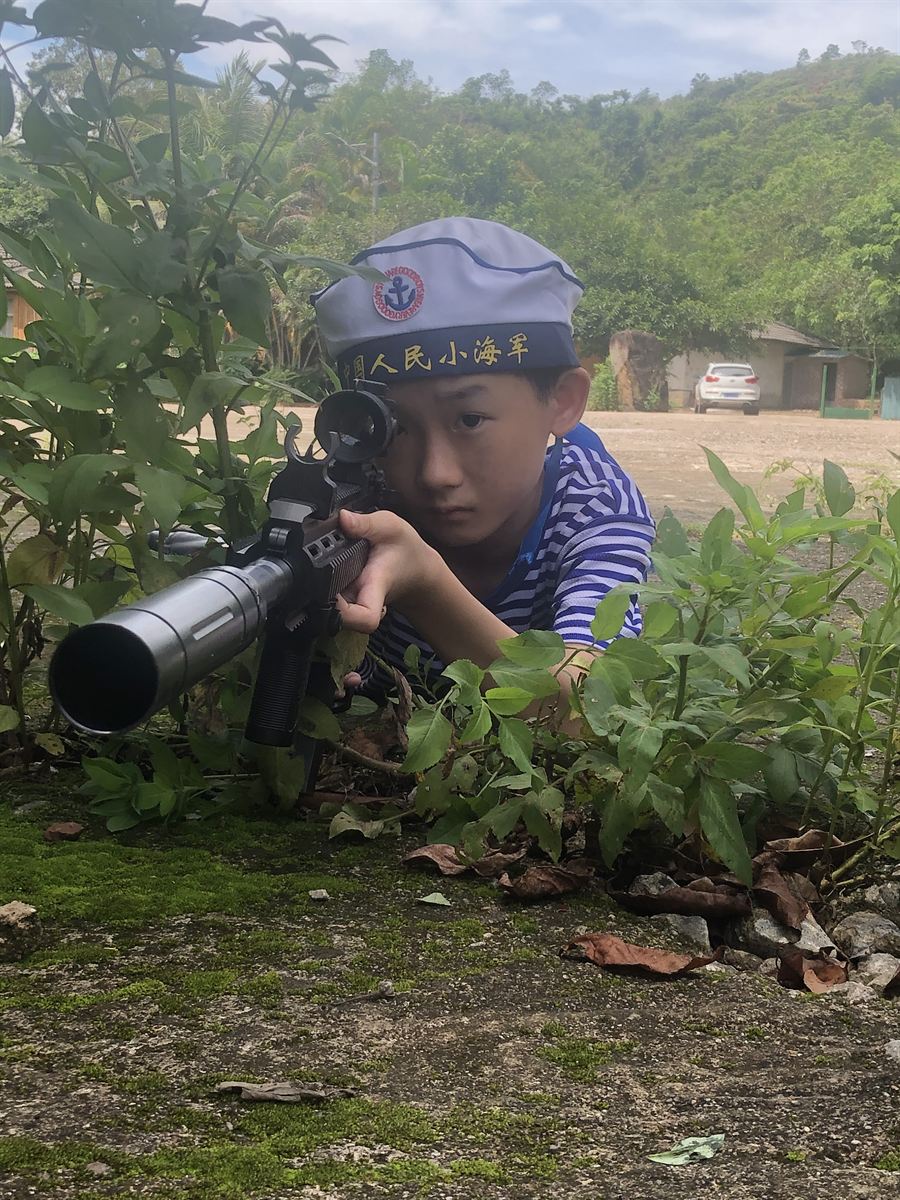 趴地瞄准小小兵