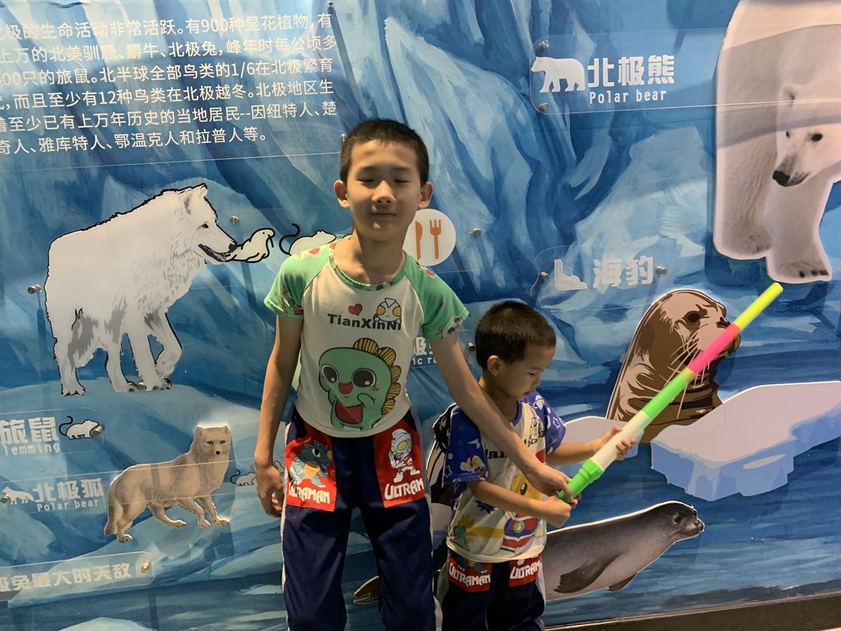 极地展墙前合影