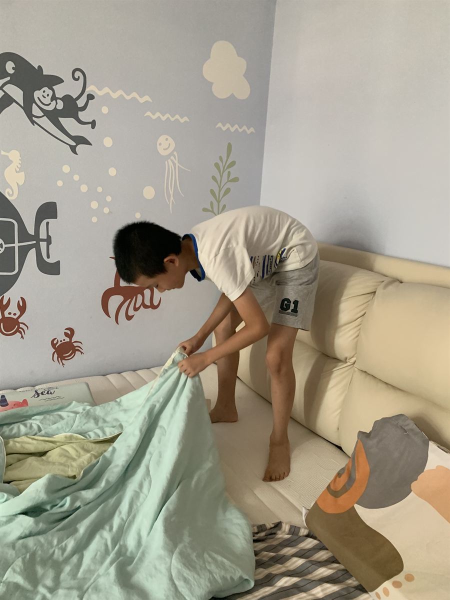 学会整理床铺啦