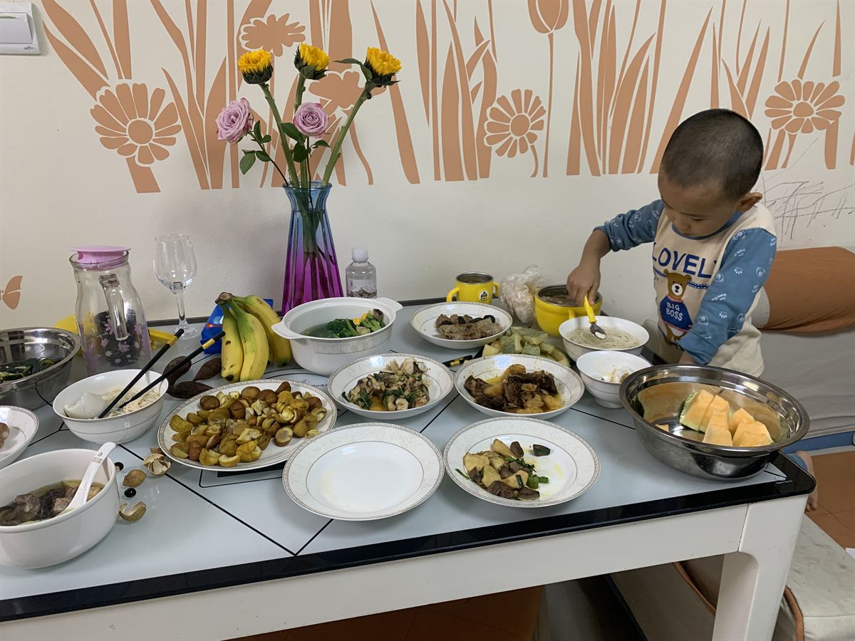 餐桌上的小干饭人