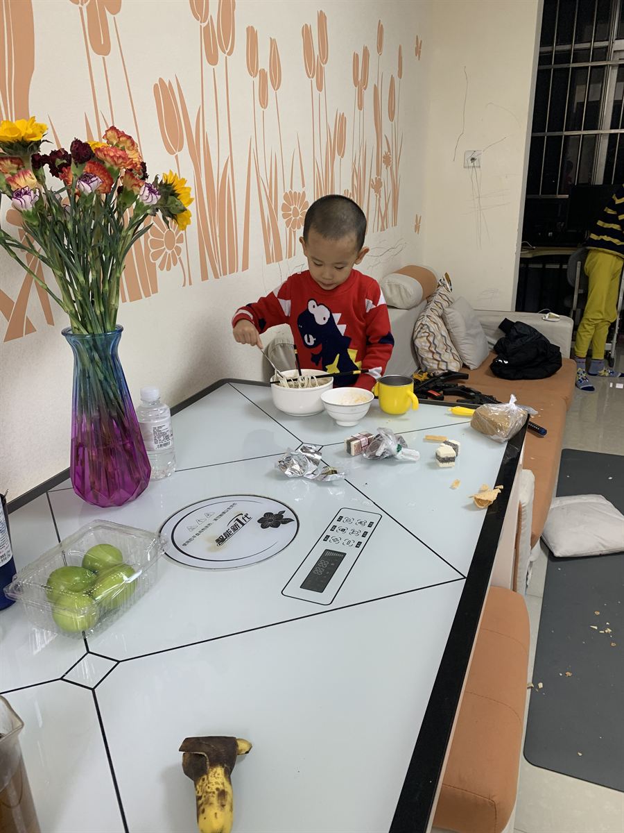 拨弄面条的专注