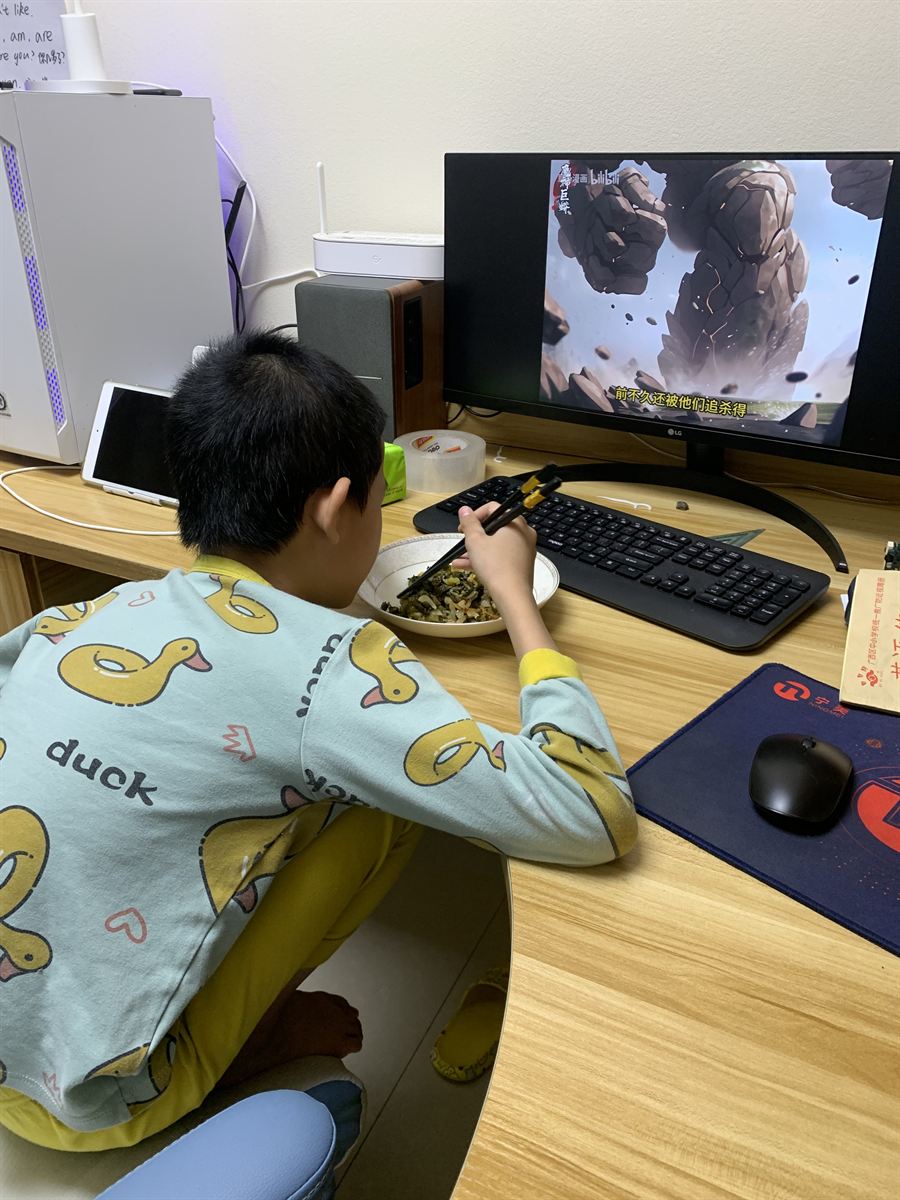 边看动画边吃饭