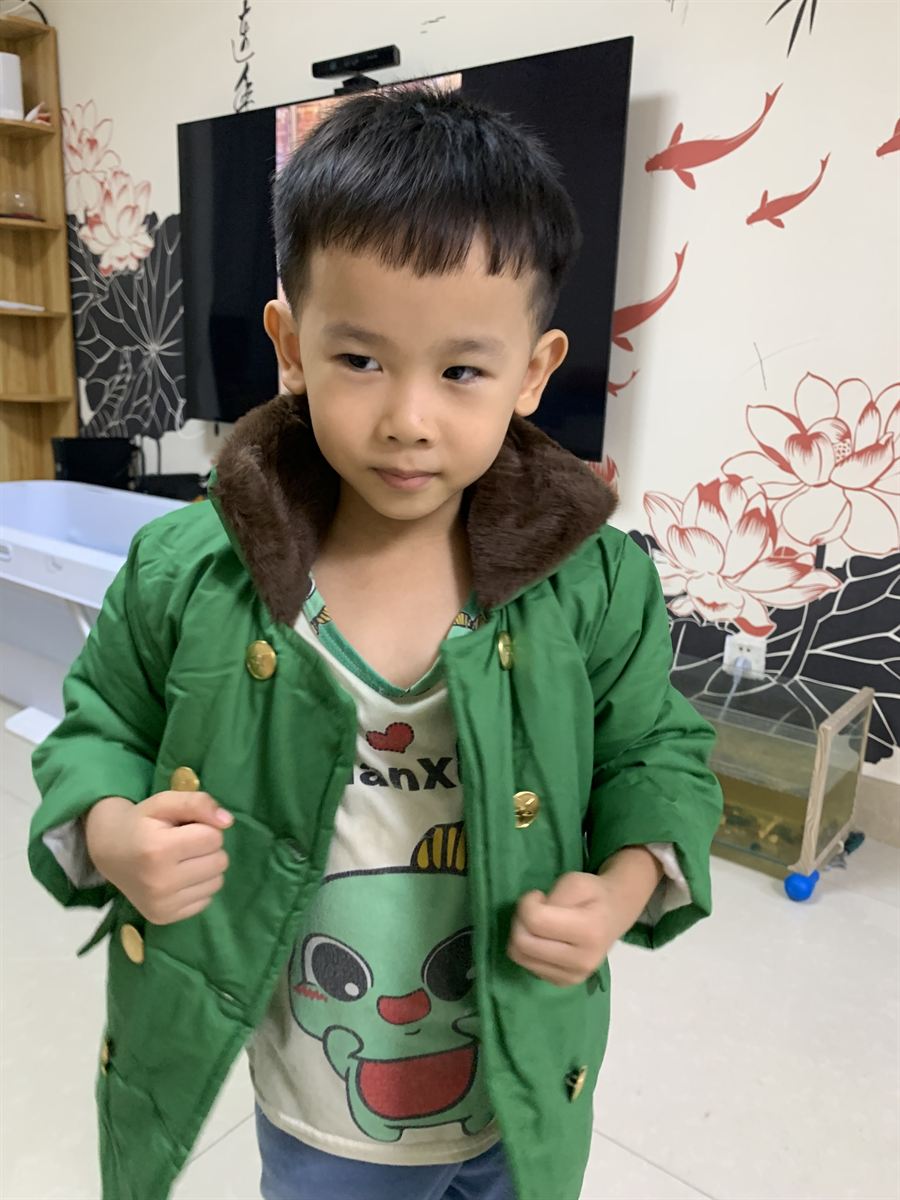 抓着衣襟试衣