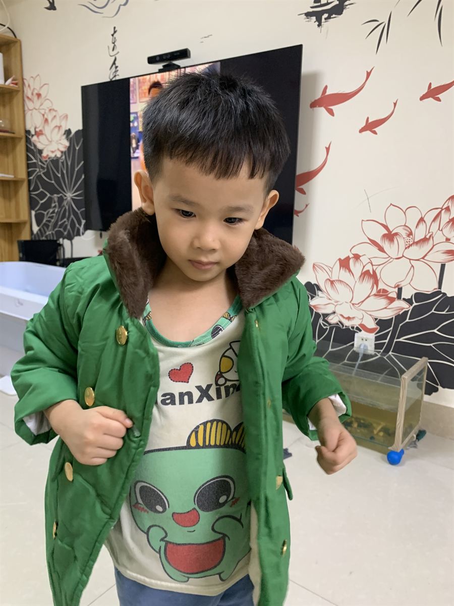 试穿新衣的宝贝