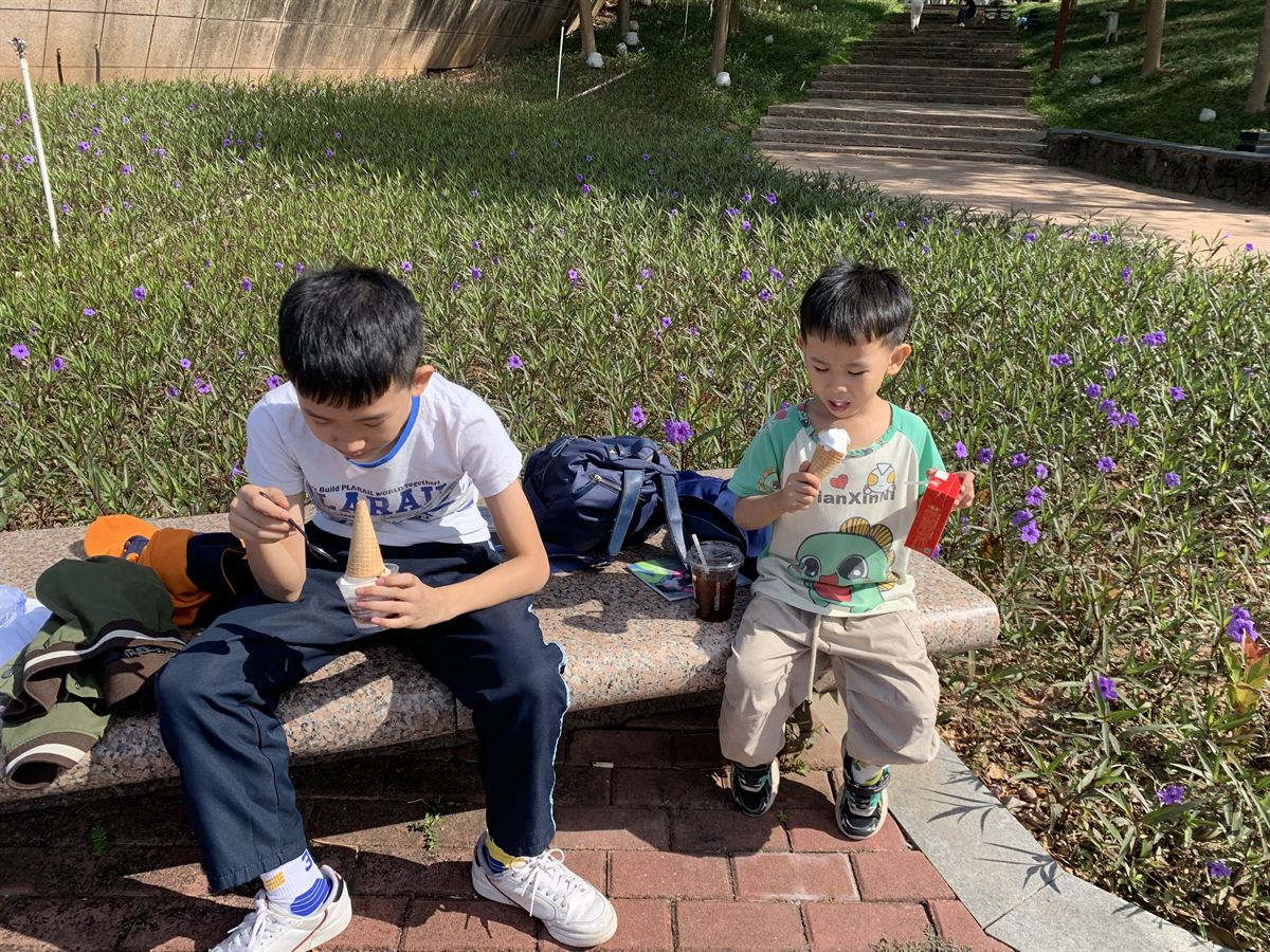 石凳上吃冰淇淋