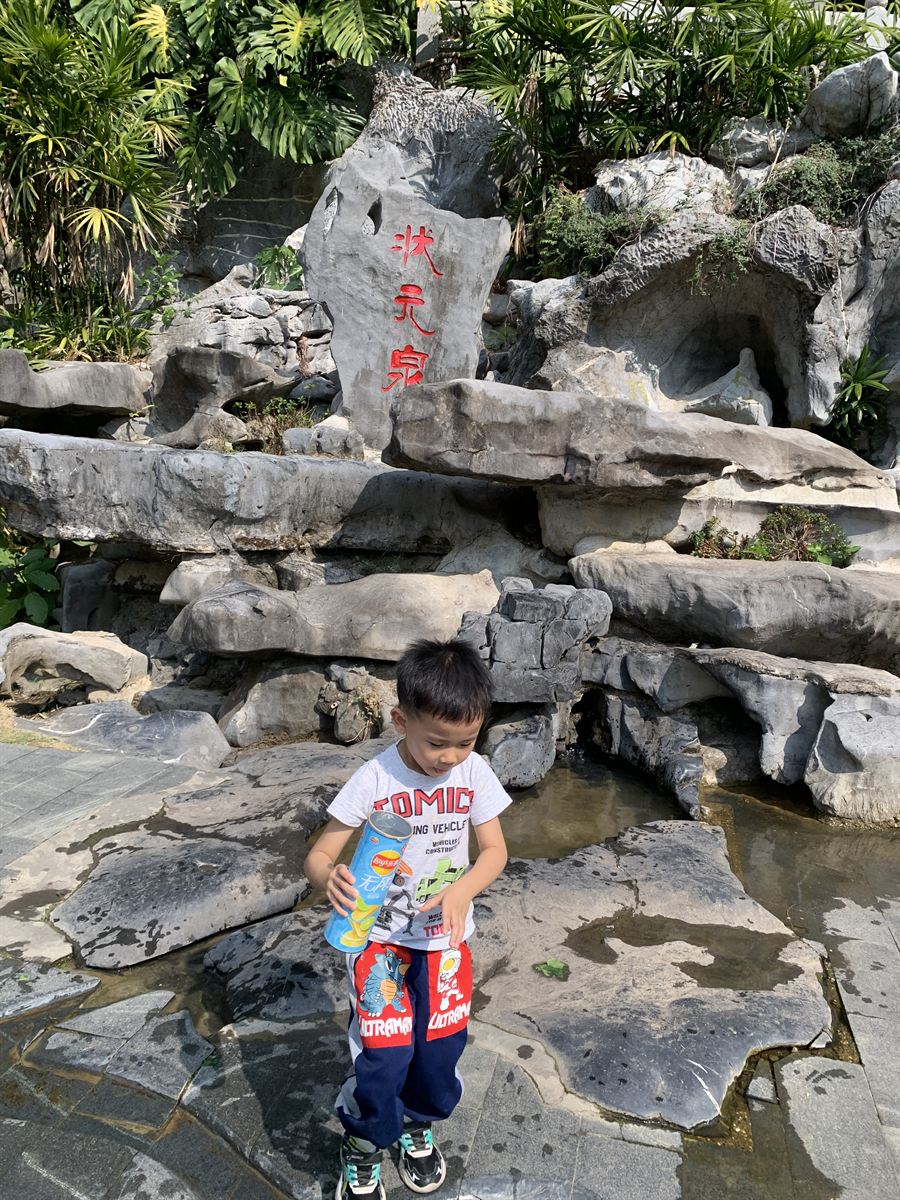 状元泉边留影